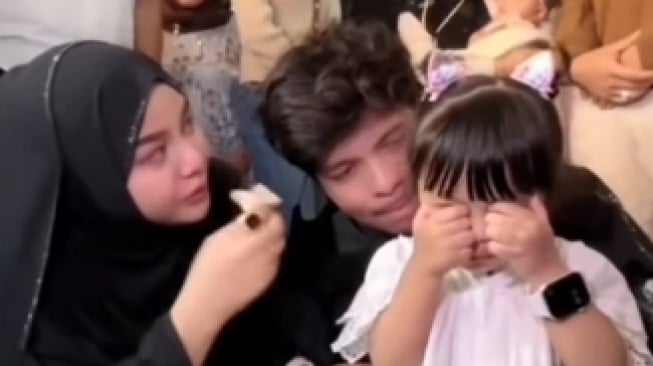 Berangkat Haji, Atta Halilintar dan Aurel Hermansyah Nangis-nangisan Berpisah dengan Ameena