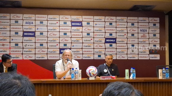 Pelatih Timnas Filipina, Tom Saintfiet dalam konferensi pers sehari jelang laga melawan Timnas Indonesia di Jakarta. [Suara.com/Adie Prasetyo Nugraha]