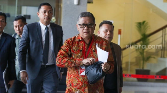 Sekjen PDIP Hasto Kristiyanto saat datang untuk memenuhi panggilan di Gedung Merah Putih KPK, Jakarta, Senin (10/6/2024). [Suara.com/Alfian Winanto]