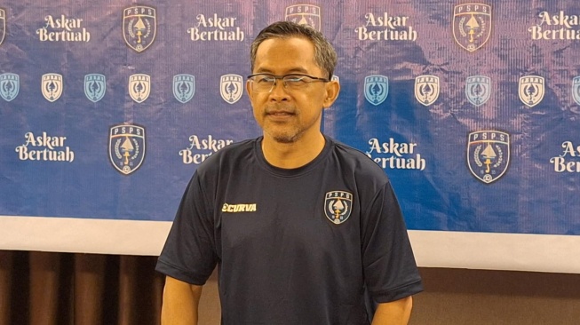 Pelatih PSPS Riau, Aji Santoso. [Suara.com/Rahmat Zikri]