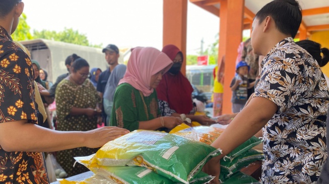 Realisasikan Permintaan warga, Bupati Dhito Gelar Pasar Murah di Kayen Kidul Kades: Mas Bup Rawuh Semua Teratasi