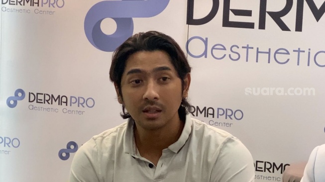 Arya Saloka di klinik Dermapro Jakarta, Senin (10/6/2024). [Suara.com/Adiyoga Priyambodo]