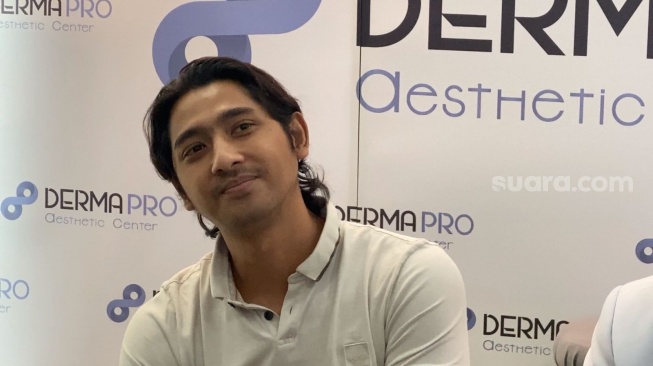 Arya Saloka di klinik Dermapro Jakarta, Senin (10/6/2024). [Suara.com/Adiyoga Priyambodo]