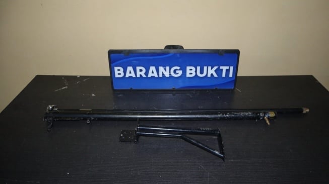 Barang bukti senjata air gun yang digunakan pelaku untuk menembak warga yang duduk di warung kopi di Kabupaten Simalungun. [Ist]