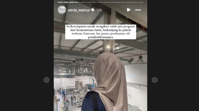 Wirda Mansur mengunjungi pabrik pengemasan air zamzam, Zamazemah Company. (Instagram)