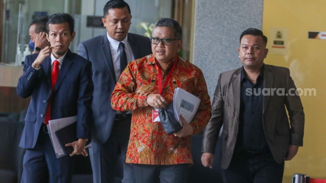 Sekjen PDIP Hasto Kristiyanto saat datang untuk memenuhi panggilan di Gedung Merah Putih KPK, Jakarta, Senin (10/6/2024). [Suara.com/Alfian Winanto]