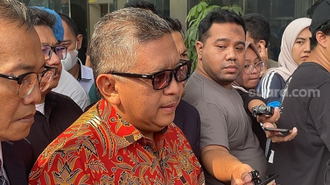 Sekjen PDIP Hasto Kristiyanto usai diperiksa KPK terkait kasus suap buronan Harun Masiku. (Suara.com/Bagaskara)