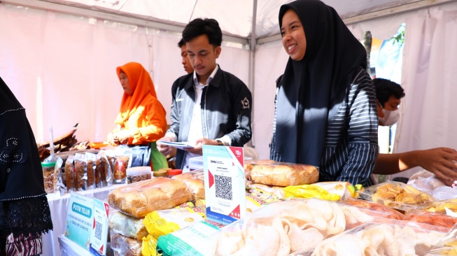 Paket Sembako Rp 73 Ribu di HUT Palembang, Warga Sako Antusias Serbu Pasar Murah