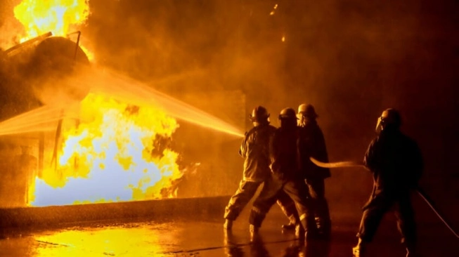 Kebakaran Hanguskan Tiga Rumah di Mampang Prapatan, 14 Jiwa Terpaksa Mengungsi