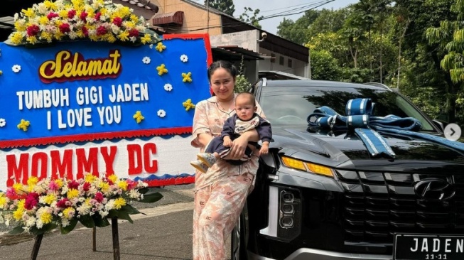 Sensasi Baru, Denise Chariesta Rayakan Tumbuh Gigi Anaknya dengan Hadiah Fantastis, Mobil Seharga Rp1 Miliar