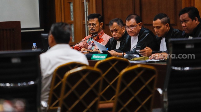 Terdakwa kasus pemerasan dan gratifikasi di Kementerian Pertanian, Syahrul Yasin Limpo saat mengikuti sidang lanjutan di Pengadilan Tipikor, Jakarta, Senin (10/6/2024). [Suara.com/Alfian Winanto]