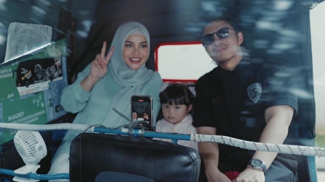 Ameena bersama Atta dan Aurel naik bajaj (Instagram/@attahalilintar)