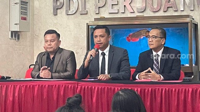 Tim pengacara Sekjen PDP Hasto Kristiyanto saat menggelar konferensi persnya di Kantor DPP PDIP, Jalan Diponegoro, Menteng, Jakarta Pusat, Senin (10/6/2024). 