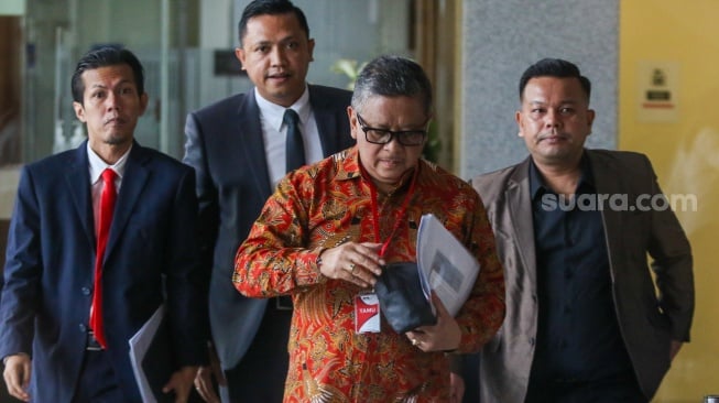 Sekjen PDIP Hasto Kristiyanto saat datang untuk memenuhi panggilan di Gedung Merah Putih KPK, Jakarta, Senin (10/6/2024). [Suara.com/Alfian Winanto]