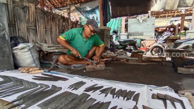 Pisau Tajam, Kurban Lancar! Pandai Besi Pasar Gawok Kebanjiran Pesanan Jelang Idul Adha