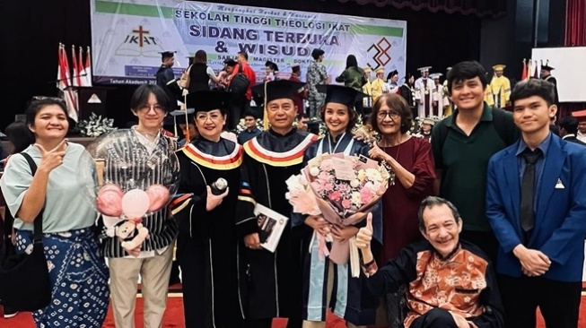 Potret Joanna Alexandra Wisuda Sekolah Pendeta (Instagram/@joannaalexandra)