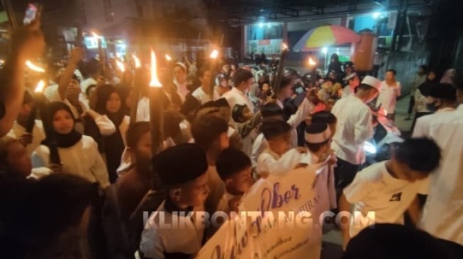 Suasana pawai obor yang digelar beberapa waktu lalu di Kota Bontang. [KlikKaltim.com]