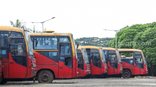 Bus Transjakarta yang terbengkalai terparkir di kawasan Terminal Pulogebang, Jakarta Timur, Selasa (11/6/2024). [Suara.com/Alfian Winanto]
