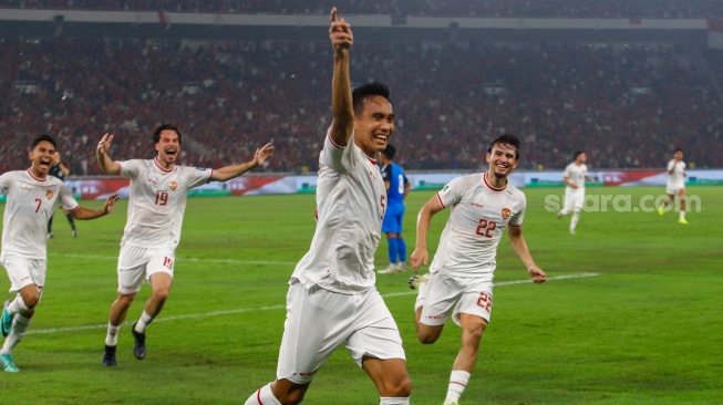 Pemain Timnas Indonesia Rizky Ridho selebrasi usai mencetak gol dalam pertandingan Kualifikasi Piala Dunia 2026 antara Indonesia melawan Filipina di Stadion Utama Gelora Bung Karno (SUGBK), Jakarta, Selasa (11/6/2024). [Suara.com/Alfian Winanto]