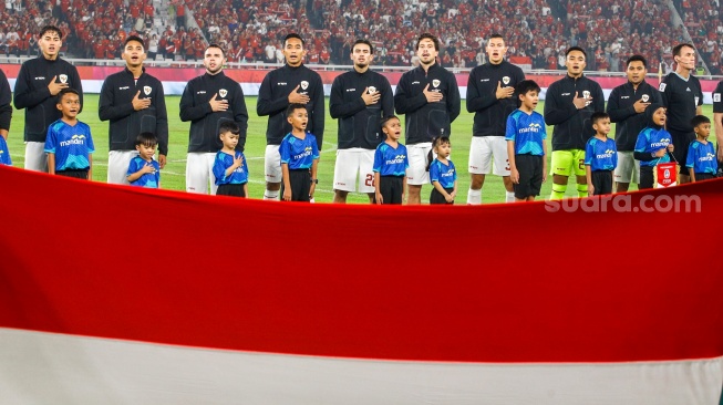 Pemain Timnas Indonesia menyanyikan Indonesia raya sebelum pertandingan Kualifikasi Piala Dunia 2026 antara Indonesia melawan Filipina di Stadion Utama Gelora Bung Karno (SUGBK), Jakarta, Selasa (11/6/2024). [Suara.com/Alfian Winanto]