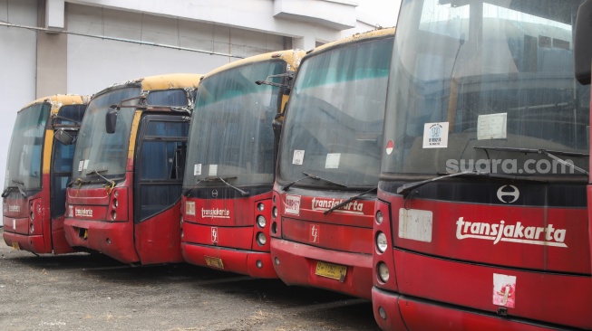 Bus Transjakarta yang terbengkalai terparkir di kawasan Terminal Pulogebang, Jakarta Timur, Selasa (11/6/2024). [Suara.com/Alfian Winanto]
