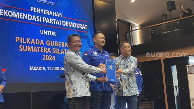 Ketua Umum Partai Demokrat Agus Harimurti Yudhoyono (AHY) memberikan rekomendasi untuk cagub dan cawagub Sumatra Selatan Herman Deru-Cik Ujang. (Suara.com/Novian)