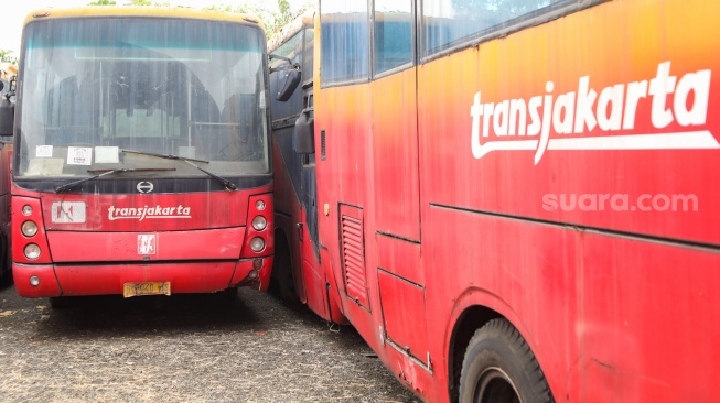 Bus Transjakarta yang terbengkalai terparkir di kawasan Terminal Pulogebang, Jakarta Timur, Selasa (11/6/2024). [Suara.com/Alfian Winanto]
