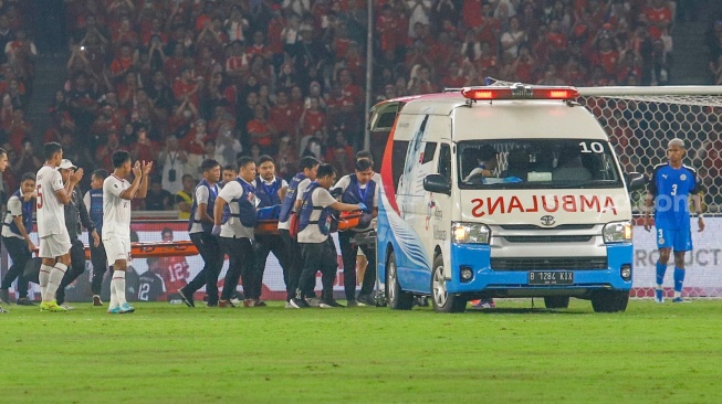 Ambulan membawa pemain Timnas Filipina Adrian Ugelvik yang mengalami cedera parah saat pertandingan Kualifikasi Piala Dunia 2026 Zona Asia antara Indonesia melawan Filipina di Stadion Utama Gelora Bung Karno (SUGBK), Jakarta, Selasa (11/6/2024). [Suara.com/Alfian Winanto]