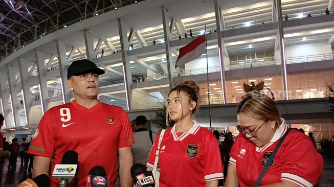 Eks striker Timnas Indonesia, Cristian Gonzales bersama putri dan istrinya, Eva Siregar, jelang nonton Timnas Indonesia vs Filipina di Stadion Utama Gelora Bung Karno (SUGBK), Senayan, Jakarta, Selasa (11/6/2024) malam WIB. [Dok. Suara.com/Arief Apriadi]