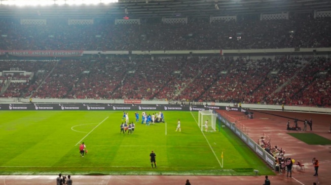 Bek Filipina, Adrian Ugelvik mengalami cedera parah hingga terpakar di atas lapangan usai kepalanya terbentur kepalan tangan kiper Timnas Indonesia Ernando Ari di Stadion Utama Gelora Bung Karno (SUGBK), Senayan, Jakarta, Selasa (11/6/2024). [Dok. Suara.com/Arief Apriadi]