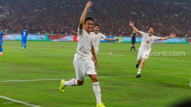 Pemain Timnas Indonesia Rizky Ridho selebrasi usai mencetak gol dalam pertandingan Kualifikasi Piala Dunia 2026 antara Indonesia melawan Filipina di Stadion Utama Gelora Bung Karno (SUGBK), Jakarta, Selasa (11/6/2024). [Suara.com/Alfian Winanto]