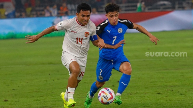 Pemain Timnas Indonesia Asnawi Mangkualam berebut bola dengan pemain Timnas Filipina dalam pertandingan Kualifikasi Piala Dunia 2026 antara Indonesia melawan Filipina di Stadion Utama Gelora Bung Karno (SUGBK), Jakarta, Selasa (11/6/2024). [Suara.com/Alfian Winanto]