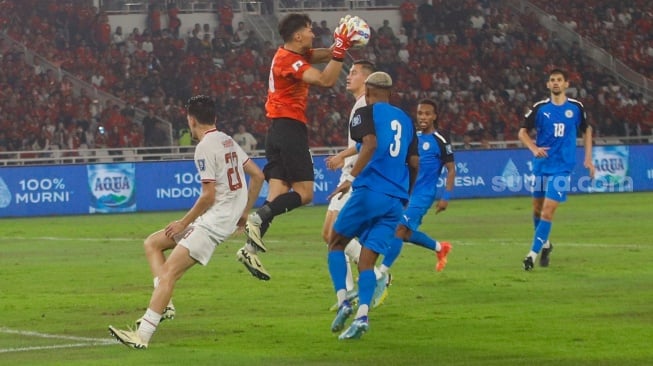 Bek Timnas Indonesia Justin Hubner berebut bola atas dengan Kiper Timnas Filipina Kevin Mendoza saat pertandingan Kualifikasi Piala Dunia 2026 Zona Asia antara Indonesia melawan Filipina di Stadion Utama Gelora Bung Karno (SUGBK), Jakarta, Selasa (11/6/2024). [Suara.com/Alfian Winanto]