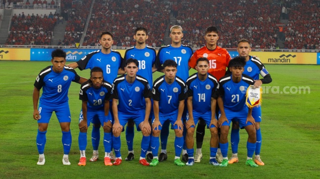 Pemain Timnas Filipina melakukan sesi foto sebelum pertandingan Kualifikasi Piala Dunia 2026 antara Indonesia melawan Filipina di Stadion Utama Gelora Bung Karno (SUGBK), Jakarta, Selasa (11/6/2024). [Suara.com/Alfian Winanto]