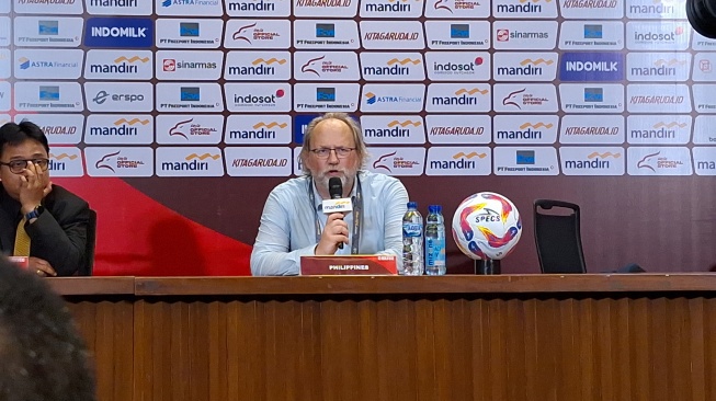 Pelatih Filipina Tom Saintfiet menjawab pertanyaan media dalam konferensi pers usai laga melawan Timnas Indonesia di SUGBK, Senayan, Jakarta, Selasa (11/6/2024). (Suara.com/Adie Prasetyo Nugraha).