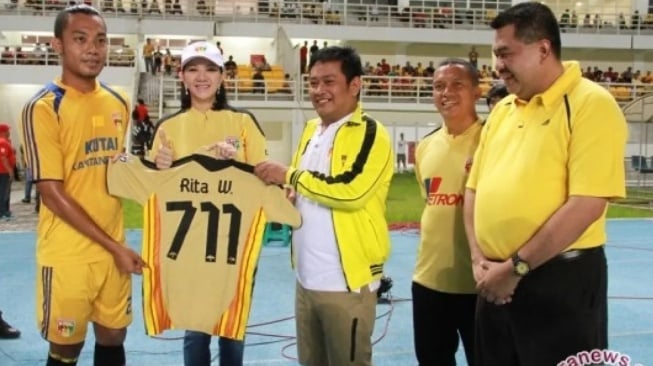 Jejak Rita Widyasari: Dari Jersey Mitra Kukar Jadi Rompi Koruptor