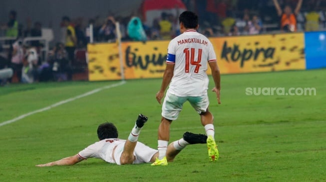 Pemain Timnas Indonesia Thom Haye berselebrasi usai mencetak gol dalam pertandingan Kualifikasi Piala Dunia 2026 antara Indonesia melawan Filipina di Stadion Utama Gelora Bung Karno (SUGBK), Jakarta, Selasa (11/6/2024). [Suara.com/Alfian Winanto]