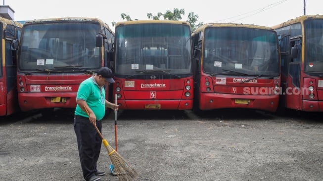 Bus Transjakarta yang terbengkalai terparkir di kawasan Terminal Pulogebang, Jakarta Timur, Selasa (11/6/2024). [Suara.com/Alfian Winanto]
