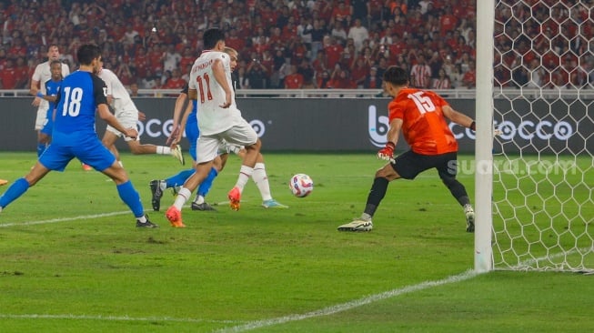 Pemain Timnas Indonesia Ragnar Oratmangoen berebut bola dengan pemain Timnas Filipina dalam pertandingan Kualifikasi Piala Dunia 2026 antara Indonesia melawan Filipina di Stadion Utama Gelora Bung Karno (SUGBK), Jakarta, Selasa (11/6/2024). [Suara.com/Alfian Winanto]