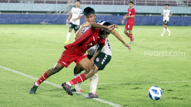 Timnas Indonesia U-16 saat beruji coba melawan SKO Ragunan di Stadion Manahan, Solo, Rabu (12/6/2024) malam. Uji coba itu merupakan rangkaian persiapan menghadapi Piala AFF U-16 2024. [Suara.com/Ronald Seger Prabowo]