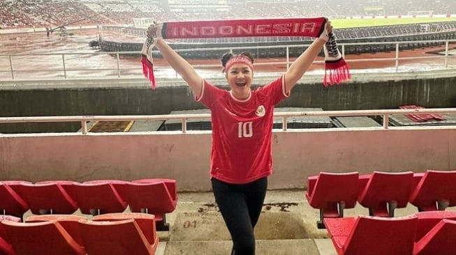 Potret Artis Nonton Timnas Indonesia vs Filipina (Instagram/@fitricarlina)