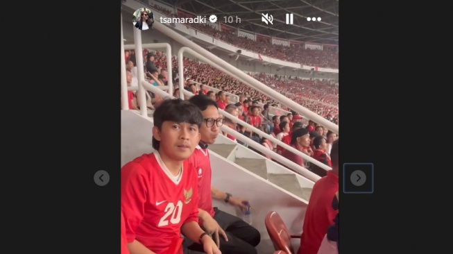 Komisaris Anyar PTPN Tsamara Amany Nonton Timnas Indonesia Bersama Sosok Agak Laen, Siapa Dia? [Tangkap layar Instagram]