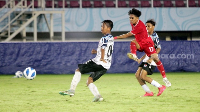 Timnas Indonesia U-16 saat beruji coba melawan SKO Ragunan di Stadion Manahan, Solo, Rabu (12/6/2024) malam. Uji coba itu merupakan rangkaian persiapan menghadapi Piala AFF U-16 2024. [Suara.com/Ronald Seger Prabowo]