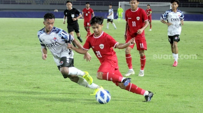 Timnas Indonesia U-16 saat beruji coba melawan SKO Ragunan di Stadion Manahan, Solo, Rabu (12/6/2024) malam. Uji coba itu merupakan rangkaian persiapan menghadapi Piala AFF U-16 2024. [Suara.com/Ronald Seger Prabowo]