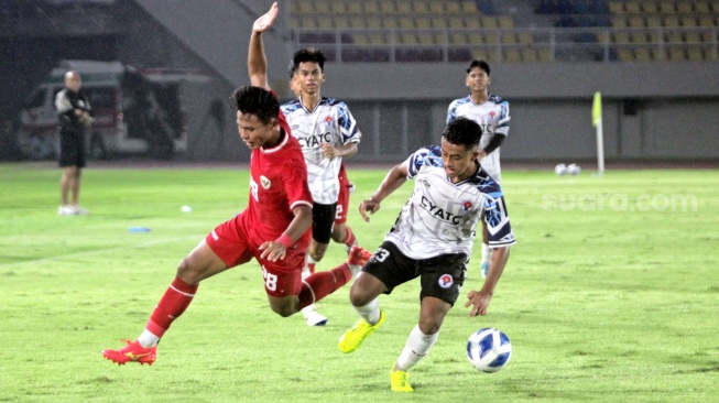 Timnas Indonesia U-16 saat beruji coba melawan SKO Ragunan di Stadion Manahan, Solo, Rabu (12/6/2024) malam. Uji coba itu merupakan rangkaian persiapan menghadapi Piala AFF U-16 2024. [Suara.com/Ronald Seger Prabowo]