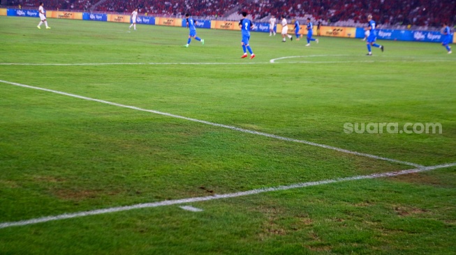 Kondisi Lapangan Stadion GBK yang buruk di beberapa titik saat pertandingan Timnas Indonesia vs Filipina. (Suara.com/Afian Winanto)