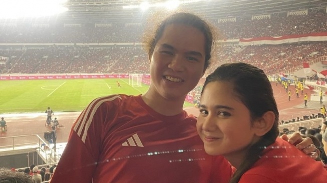 Tissa Biani dan Dul Jaelani Nonton Timnas Indonesia. (Instagram)