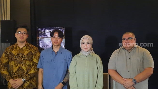 Okie Agustina bersama pengacaranya, Ardian Dharma (memakai batik), Danna Harly Putra (kemeja biru), dan Razman Arif Nasution (kemeja abu-abu). [Suara.com/Rena Pangesti]