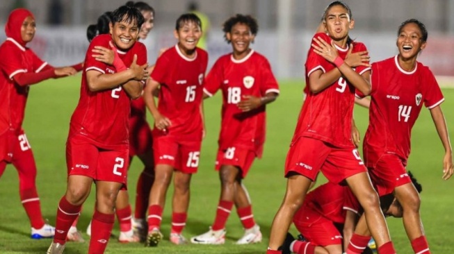 Arsip foto - Pesepak bola Timnas putri Indonesia Claudia Alexandra (kedua kanan) bersama timnya melakukan selebrasi usai memasukkan bola ke gawang Timnas putri Singapura pada laga persahabatan di Stadion Madya, Senayan, Jakarta, Selasa (28/5/2024). [ANTARA FOTO/Rivan Awal Lingga/YU]