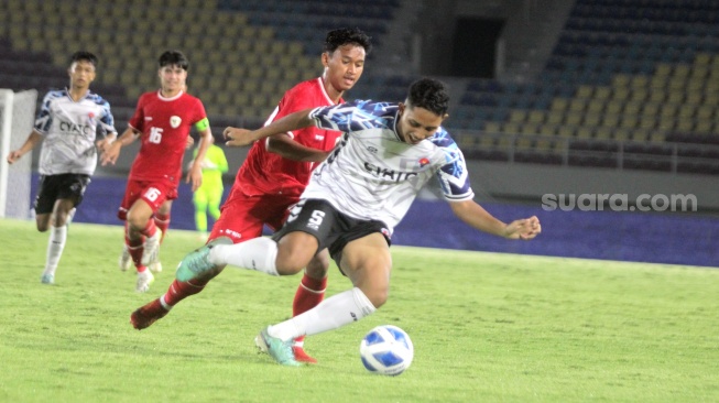 Timnas Indonesia U-16 saat beruji coba melawan SKO Ragunan di Stadion Manahan, Solo, Rabu (12/6/2024) malam. Uji coba itu merupakan rangkaian persiapan menghadapi Piala AFF U-16 2024. [Suara.com/Ronald Seger Prabowo]